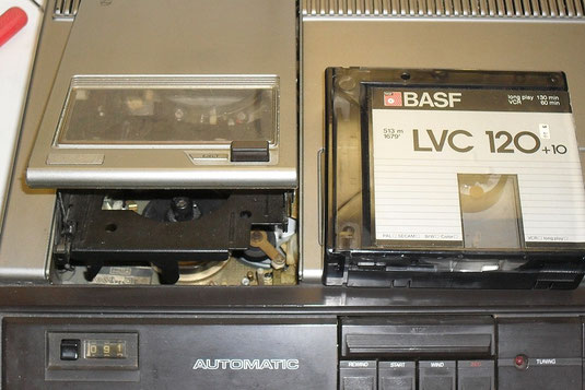 N1700 mit VCR-Videokassette