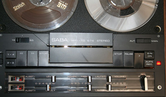 Tonbandgerät bei der Aufnahme eines Tonbandes