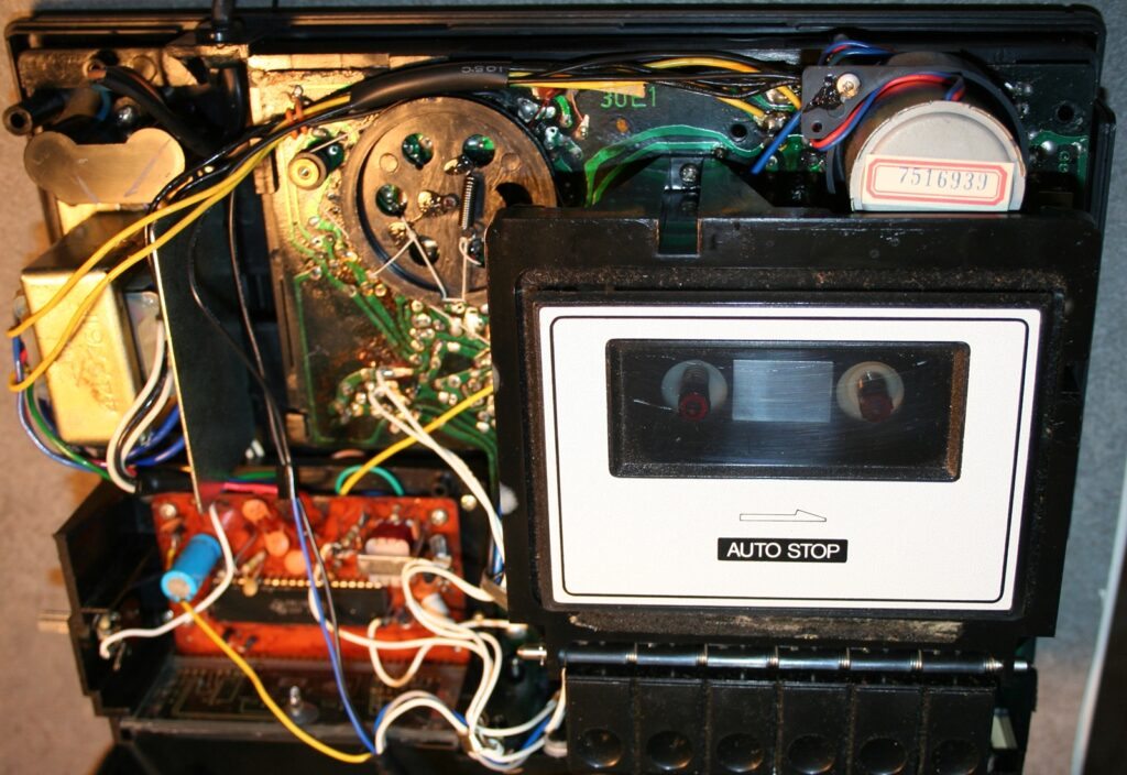 Uhrenradio mit Kassettenrekorder geöffnet