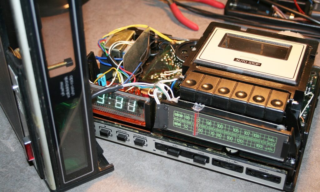 Uhrenradio mit Kassettenrekorder